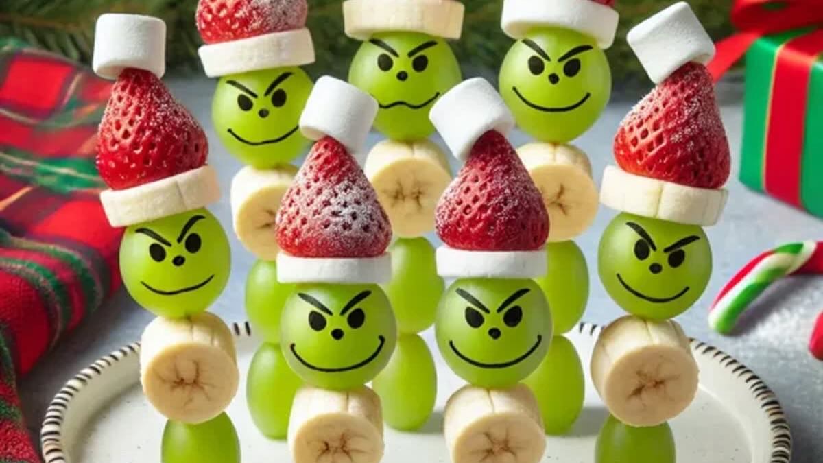 grinch fruit skewers